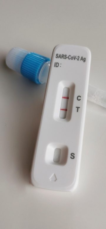 fps测试反应速度 App 测试进行中的界面，全屏深蓝背景中央有一块湖蓝色发光方块，等待用户点击